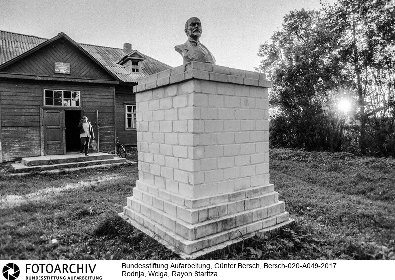 Reportage über Rodnja, 400 EW, Region Wolga, Glasnost am Beispiel von Parteisekretär des Rayons Staritza, Oleg Pljotnow: 3 Klassen-Schule, Dorfladen, Kolchos, Poststelle, Sanitätszimmer, Kindergarten, Klubbaracke<BR>Aufnahmedatum: 1988<BR>Material/Technik: Foto / s/w<BR>Aufnahmeort: Rodnja, Wolga, UdSSR (Russland)<BR>Signatur: Bersch-020-A049-2017<BR>