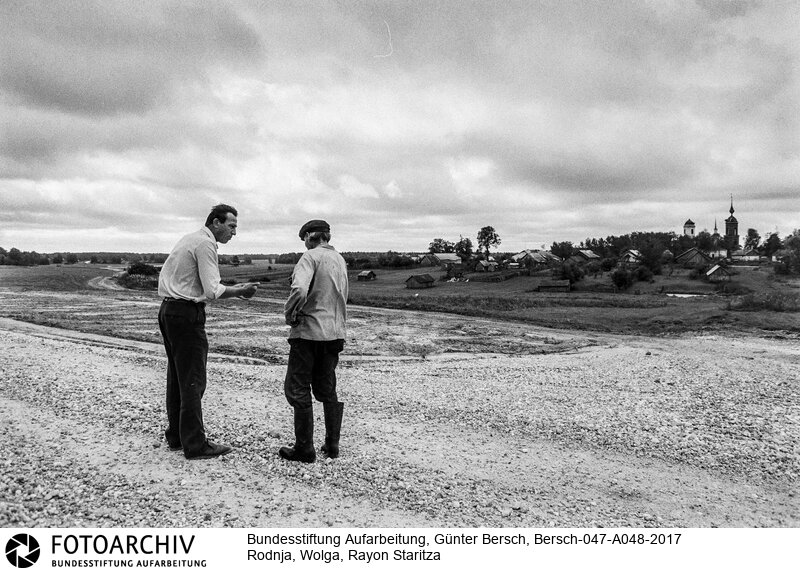 Reportage über Rodnja, 400 EW, Region Wolga, Glasnost am Beispiel von Parteisekretär des Rayons Staritza, Oleg Pljotnow: 3 Klassen-Scvhule, Dorfladen, Kolchos, Poststelle, Sanitätszimmer, Kindergarten, Klubbaracke<BR>Aufnahmedatum: 1988<BR>Material/Technik: Foto / s/w<BR>Aufnahmeort: Rodnja, Wolga, UdSSR (Russland)<BR>Signatur: Bersch-047-A048-2017<BR>