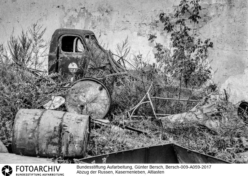 Auftrag Zeit-Magazin, 1993,, Arbeitstitel: die  tote Armee, Standorte nicht mehr zuzuordnen: Werneuchen, Hillersleben, Berlin, Potsdam, Jüterbog, Löbau,Bernau, Drögen, Elstal, Ebertswalde, Neuruppin<BR>Aufnahmedatum: 1993<BR>Material/Technik: Foto s/w<BR>Signatur: Bersch-009-A059-2017<BR>