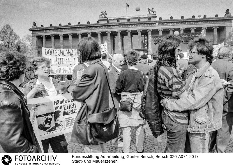 Berlin im Umbruch, 1989 - 1995, Stadtbeobachtungen<BR>Aufnahmedatum: 1990<BR>Material/Technik: Foto / s/w<BR>Aufnahmeort: Berlin, Deutschland<BR>Signatur: Bersch-020-A071-2017<BR>
