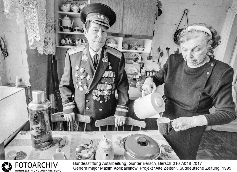 Bersch fühlte sich den Völkern der ehemaligen Sowjetunion verbunden, dabei interessierten ihn kulturelle Identität ebenso wie die Verwerfungen des Stalinismus und der Versuch, den Kommunismus abzuschütteln.<BR>Aufnahmedatum: 1999<BR>Material/Technik: Foto / s/w<BR>Signatur: Bersch-010-A048-2017<BR>