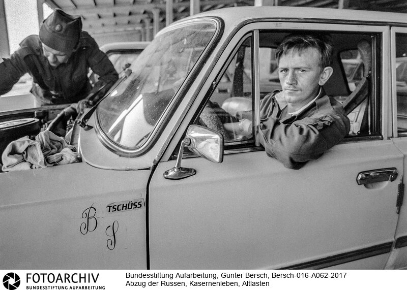 Auftrag Zeit-Magazin, 1993,, Arbeitstitel: die  tote Armee, Standorte nicht mehr zuzuordnen: Werneuchen, Hillersleben, Berlin, Potsdam, Jüterbog, Löbau,Bernau, Drögen, Elstal, Ebertswalde, Neuruppin<BR>Aufnahmedatum: 1993<BR>Material/Technik: Foto s/w<BR>Signatur: Bersch-016-A062-2017<BR>