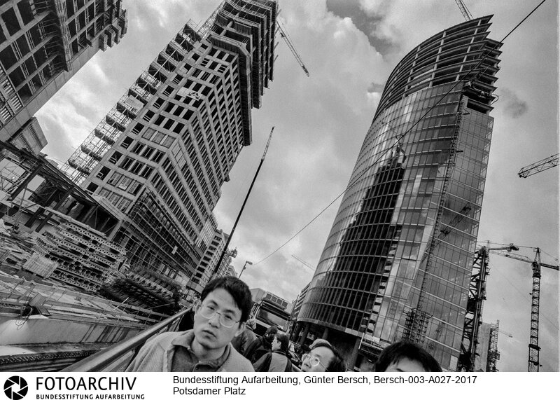 Berlin im Umbruch, ab 1990<BR>Aufnahmedatum: um 1995<BR>Material/Technik: Foto / s/w<BR>Aufnahmeort: Berlin - Mitte, Deutschland<BR>Signatur: Bersch-003-A027-2017<BR>