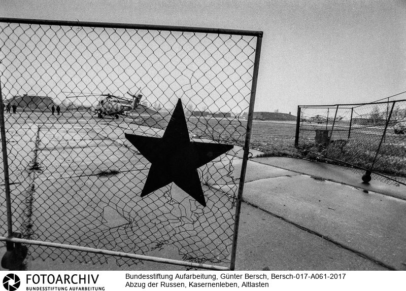 Auftrag Zeit-Magazin, 1993,, Arbeitstitel: die  tote Armee, Standorte nicht mehr zuzuordnen: Werneuchen, Hillersleben, Berlin, Potsdam, Jüterbog, Löbau,Bernau, Drögen, Elstal, Ebertswalde, Neuruppin<BR>Aufnahmedatum: 1993<BR>Material/Technik: Foto s/w<BR>Signatur: Bersch-017-A061-2017<BR>