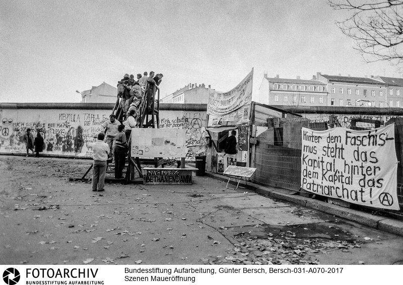 Berlin im Umbruch, 1989 - 1995, Stadtbeobachtungen<BR>Aufnahmedatum: 1989-1990<BR>Material/Technik: Foto / s/w<BR>Aufnahmeort: Berlin, Deutschland<BR>Signatur: Bersch-031-A070-2017<BR>