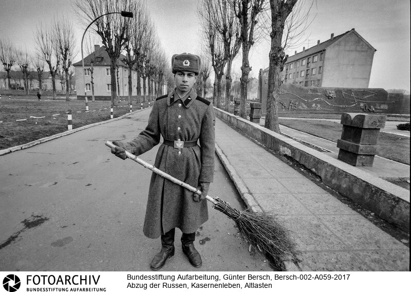 Auftrag Zeit-Magazin, 1993,, Arbeitstitel: die  tote Armee, Standorte nicht mehr zuzuordnen: Werneuchen, Hillersleben, Berlin, Potsdam, Jüterbog, Löbau,Bernau, Drögen, Elstal, Ebertswalde, Neuruppin<BR>Aufnahmedatum: 1993<BR>Material/Technik: Foto s/w<BR>Signatur: Bersch-002-A059-2017<BR>