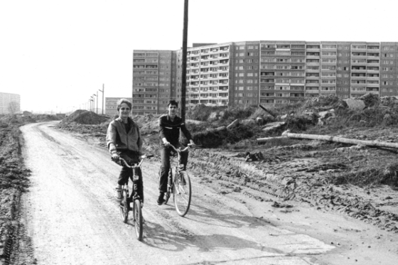 Zwei Radfahrer aus der Serie Serie Marzahn III