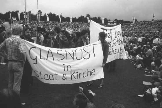 Abschlussveranstaltung Evangelischer Kirchentag in Berlin vom 24. -28.06. 1987  im Union Stadion Alte Försterei  | Final event evangelical church convent in stadion "Alte Försterei"  from 24. -28. 06. 1987