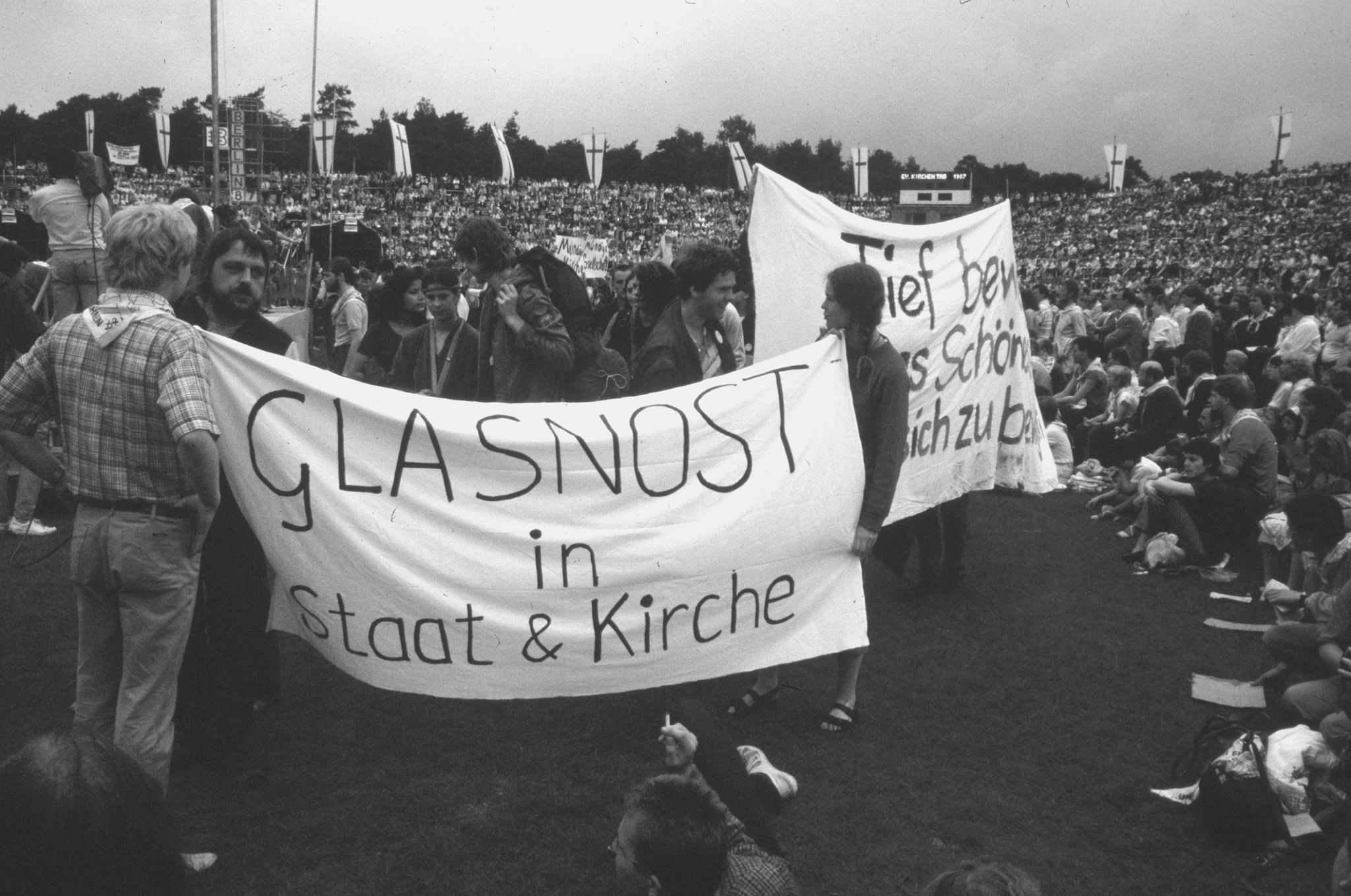 Abschlussveranstaltung Evangelischer Kirchentag in Berlin vom 24. -28.06. 1987 im Union Stadion Alte Försterei | Final event evangelical church convent in stadion "Alte Försterei" from 24. -28. 06. 1987