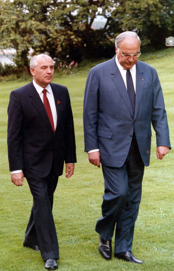 Spaziergang im Park in der Villa Hammerschmidt anl. des Staatsbesuches M. Gorbatschow, Staatsoberhaupt der UdSSR | Walking in the park of Villa Hammerschmidt in occasion of  the state visit from Mikhail Gorbachev, the head of state of USSR.
