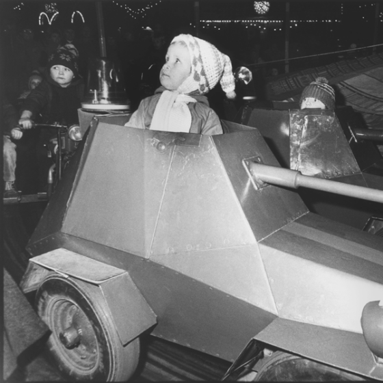 Kinder auf dem Weihnachtsmarkt in der Dircksenstrasse 1987 in Berlin-Mitte