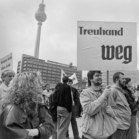 Mann bei Demonstration mit Schild Treuhand weg