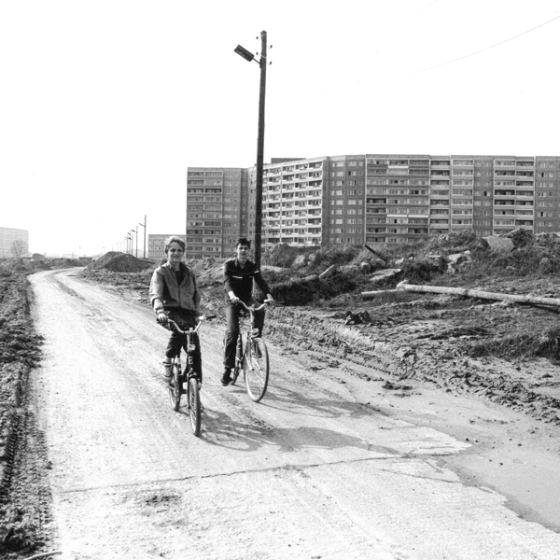 Zwei Radfahrer aus der Serie Serie Marzahn III