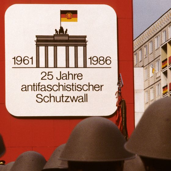 DDR bejubelt Jahrestag des Mauerbaus