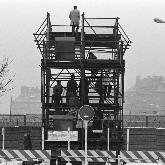 Schüler der Unterprima des Privatgymnasiums Kelkheim (Taunus) bei Besichtigung der Mauer am Potsdamer Platz und in der Bernauer Straße