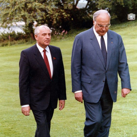 Spaziergang im Park in der Villa Hammerschmidt anl. des Staatsbesuches M. Gorbatschow, Staatsoberhaupt der UdSSR | Walking in the park of Villa Hammerschmidt in occasion of the state visit from Mikhail Gorbachev, the head of state of USSR.